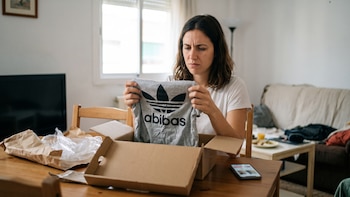 Lo que pides versus lo que te llega: uno de cada cinco españoles ha recibido productos falsificados al comprar online durante las rebajas