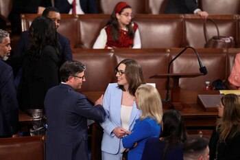 Mike Johnson habla con Sarah