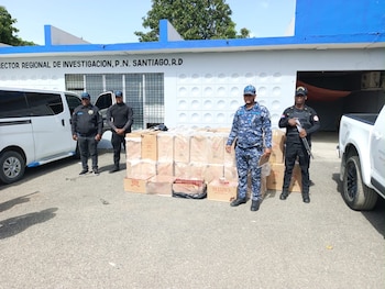 Representantes de la Fiscalía de Santiago y de la Unidad de Investigaciones de Comercio Ilícito de la PGR encabezan la inspección formal de las 56 cajas de cigarrillos ilegales decomisadas (Cortesía Policía de República Dominicana).