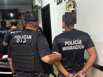 Los agentes arrestados son sospechosos