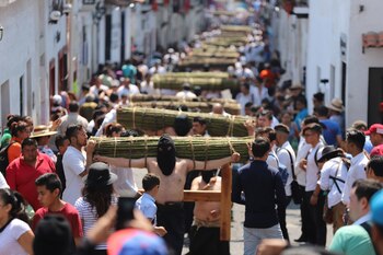 TAXCO, GUERRERO, 30MARZO2018.- Comenzaron los festejos de Semana Santa con el inicio de las procesiones de los penitentes, quienes se flagelan y cargan rollos de espinas en la espalda como símbolo de fervor.
FOTO: BERNANDINO HERNÁNDEZ /CUARTOSCURO.COM