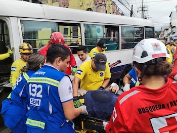 Un bebé de cuatro meses resultó lesionado cuando un microbús de la ruta 29-A chocó con un sedán en la 3.ª avenida Norte y 3.ª calle Poniente de San Salvador. (Foto cortesía Comandos de Salvamento)