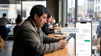 Un hombre sentado en una cafetería usa un teléfono móvil junto a una vista ampliada de una pantalla con una consulta de transferencia de dinero.