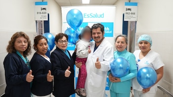 Zaira fue trasladada de urgencia a Lima tras experimentar deterioro respiratorio y cianosis; los estudios médicos detectaron una masa ubicada cerca de la bifurcación traqueal, zona de alto riesgo quirúrgico - Créditos: Essalud.