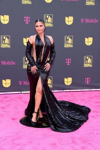 Con un vestido cut out