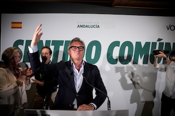 El candidato de Vox a la Presidencia de la Junta, Manuel Gavira, celebra los resultados electorales. A 17 de mayo de 2026 en Sevilla (Andalucía, España). Vox repite como tercera fuerza y obtiene 15 escaños con un apoyo del 13,92% frente a los 14 parlamentarios que sumaron hace cerca de cuatro años. Entonces obtuvieron el 13,47% de los votos.