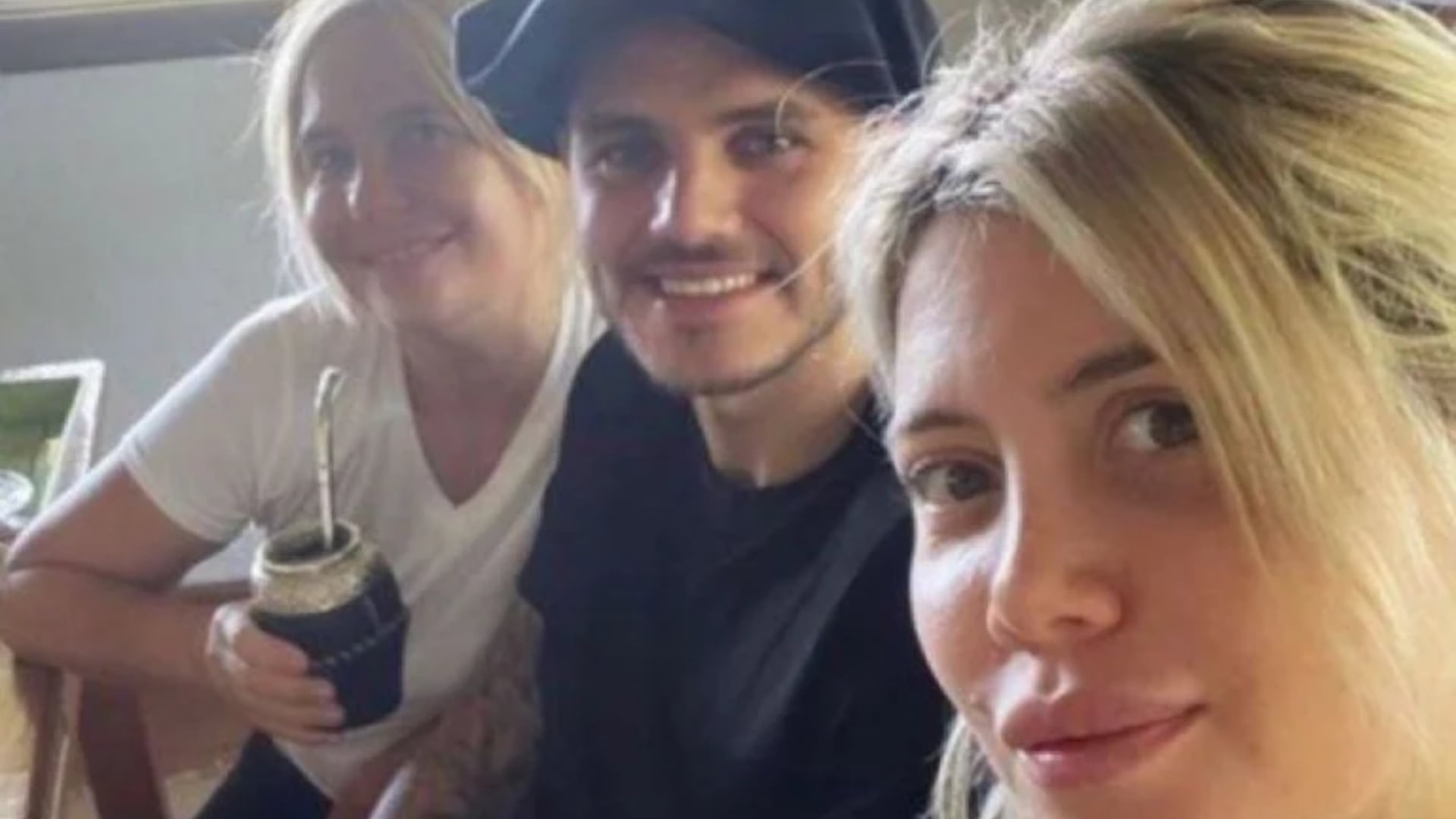 Wanda Naram Mauro Icardi y Nora Colosimo en una antigua postal familiar