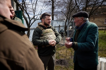 Volodimir Zelenskiy habla con un residente local en Bucha, Ucrania (Reuters)