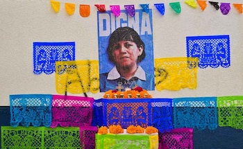 Familiares de Digna Ochoa instalaron un altar frente a la Fiscalía capitalina durante el 25 aniversario de su muerte. Además de honrar su memoria, exigieron que las autoridades esclarezcan el caso y cumplan integralmente la sentencia emitida por la Corte Interamericana en 2021. (Crédito: Article 19)