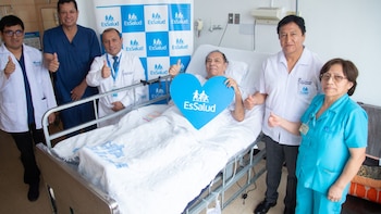 Un paciente de 72 años fue sometido a una compleja cirugía para tratar tumores en el uréter derecho y la vejiga - Créditos: Essalud.
