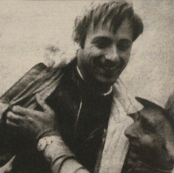 Oreste Berta recibe el abrazo