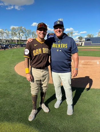 Su padre Pat Murphy dirige a los Milwaukee Brewers y busca conseguir el primer título en la historia de la franquicia. (Kai Murphy)