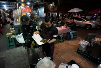 Vendedores callejeros venden tamales de