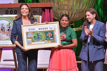 La Lotería Nacional dedicó su nuevo billete a mujeres que, a través del deporte, han fortalecido la identidad de sus comunidades.