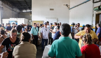 El presidente José Raúl Mulino, al centro, garantizó que a partir del sábado iniciaba la llegada alimentos hasta los hogares de comunidades en Herrera, Los Santos y Penonomé. (Presidencia)
