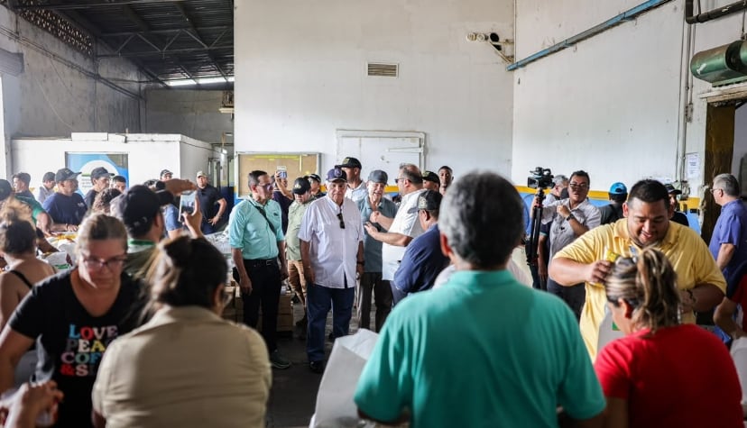 El presidente José Raúl Mulino, al centro, garantizó que a partir del sábado iniciaba la llegada alimentos hasta los hogares de comunidades en Herrera, Los Santos y Penonomé. (Presidencia)