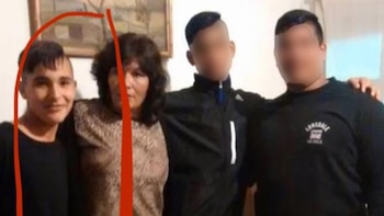 Sanso junto a su madre,