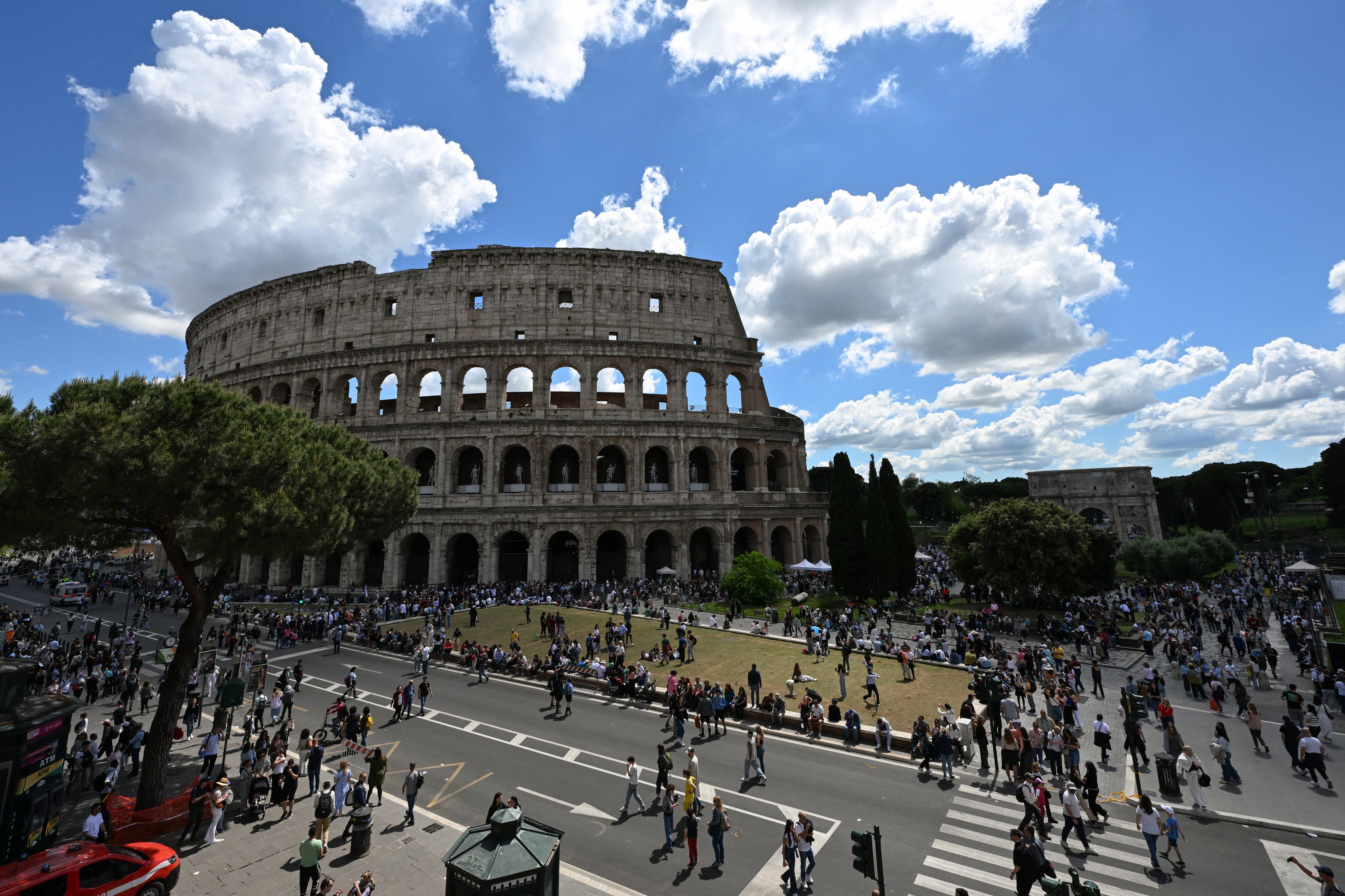 El coche fúnebre recorrió un trayecto de 6 kilómetros por varios puntos clave de Roma (Photo by Stefano Rellandini / AFP)