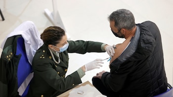 Las crisis sanitarias que llegaron antes que el hantavirus: desde “las vacas locas” hasta la pandemia de coronavirus que nos aisló tres meses