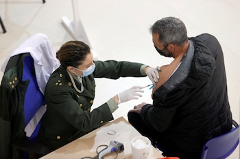 Una sanitaria militar vacuna a un ciudadano contra el covid-19 en el recinto ferial de Punta Arnela de Ferrol, este viernes. EFE/ Kiko Delgado