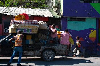 Personas con sus pertenencias salen