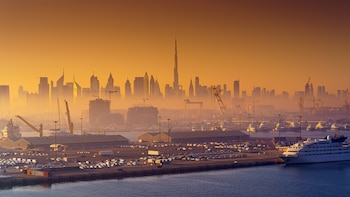 El proyecto contempla la construcción de un puerto multipropósito y una terminal de contenedores en las inmediaciones de Fujairah, sobre la costa oriental del país (Foto: Shutterstock)