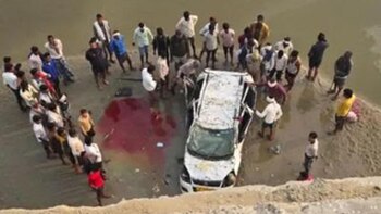 Un vehículo cayó desde un