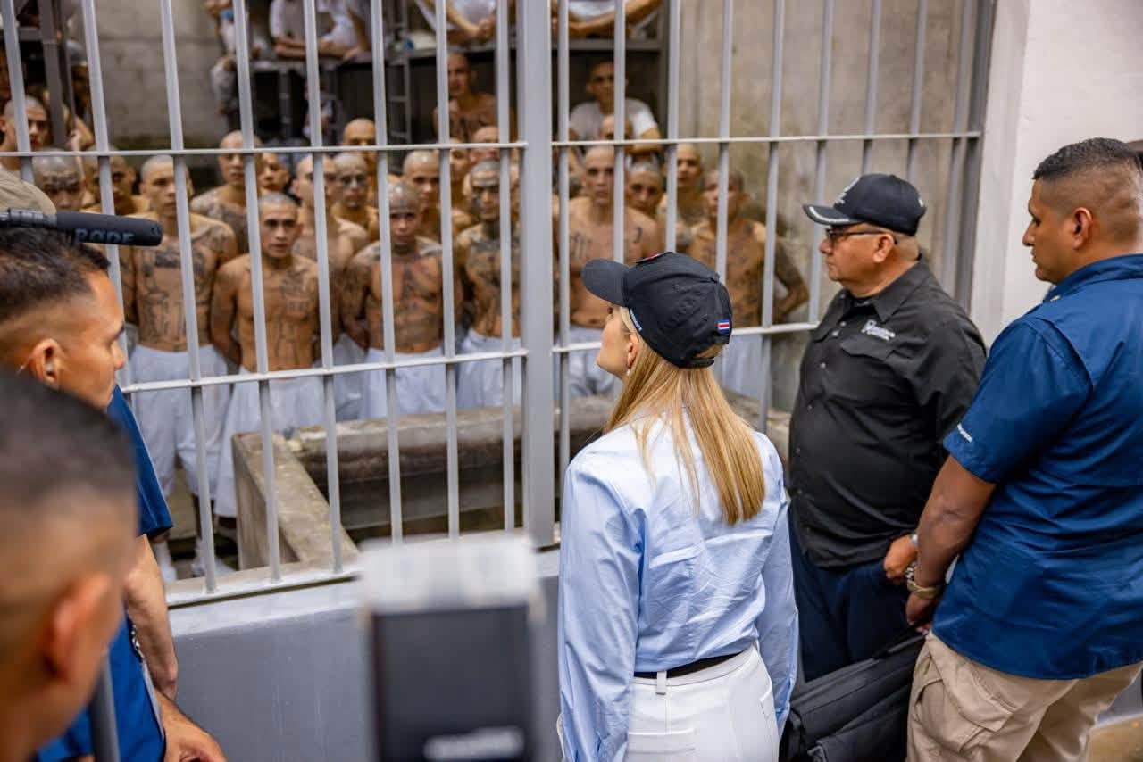 Las celdas del CECOT alojan a personas detenidas en el marco de la ofensiva del Gobierno de El Salvador contra las estructuras criminales. (Cortesía: Presidencia de la República de El Salvador)