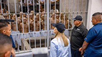 En imágenes: la visita de Laura Fernández al CECOT, la cárcel de máxima seguridad de El Salvador