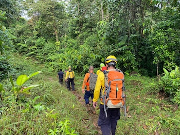 El operativo de rescate en Heredia incluyó técnicas especializadas debido al terreno inestable y la fuerte pendiente del precipicio. (Cortesía: Benemérito Cuerpo de Bomberos de Costa Rica)