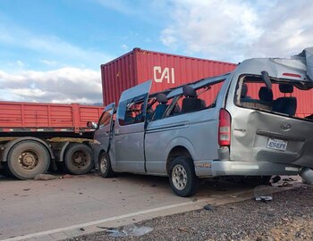 Mueren al menos 14 personas por colisión de autos en las carreteras bolivianas (EFE/Policía de Tránsito de Oruro)