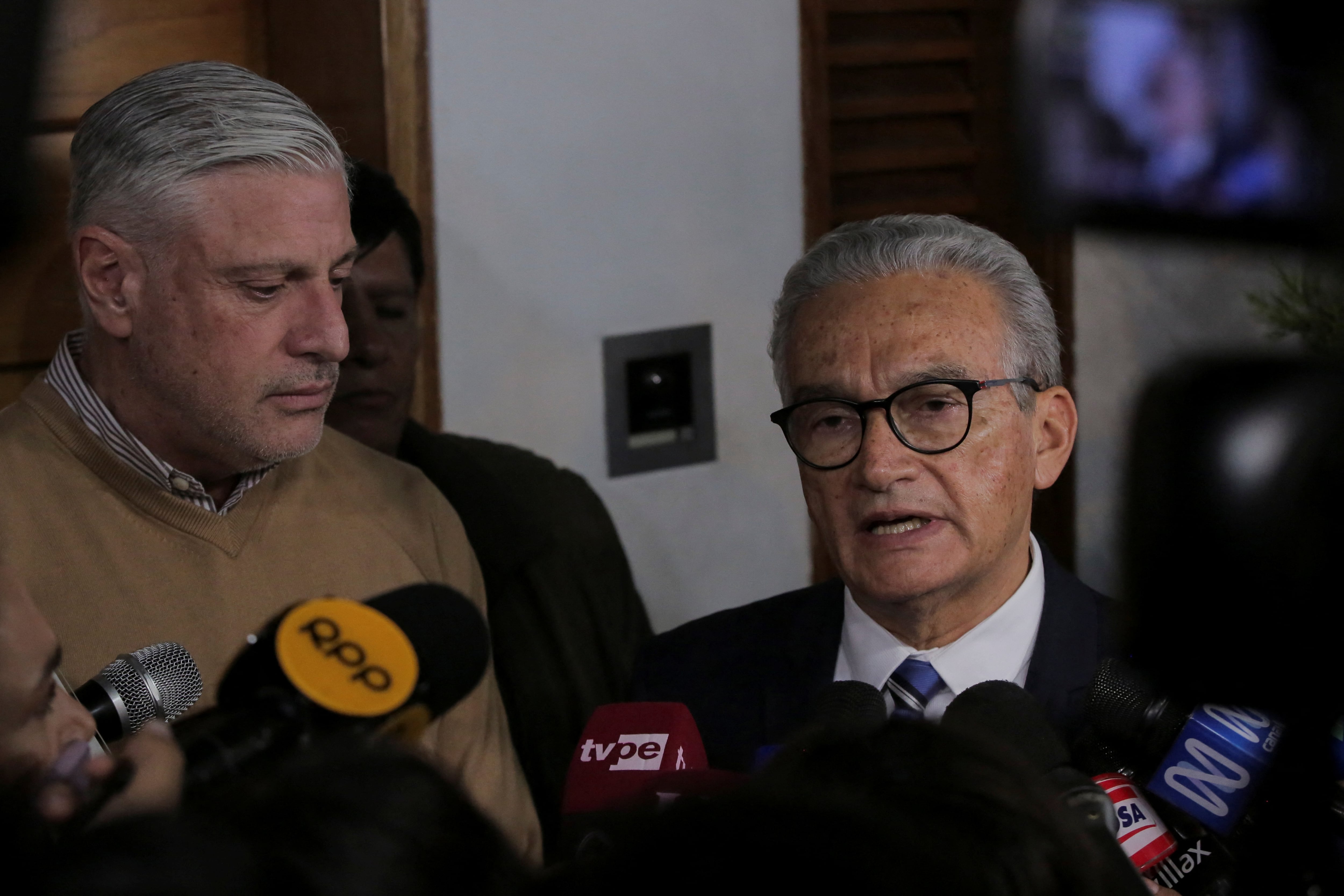 Fujimorista Alejandro Aguinaga admite que viajó a Argentina mientras el Senado debatía facultades