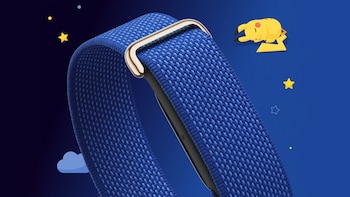 Correa azul de tela para dispositivo Fitbit sobre un fondo azul oscuro con estrellas, una nube y la figura de Pikachu durmiendo