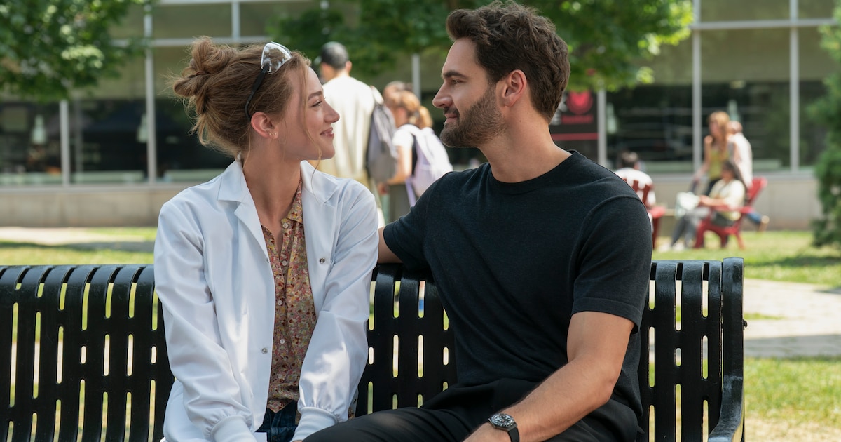Las primeras imágenes de La hipótesis del amor calman el debate y destacan la química de Lili Reinhart y Tom Bateman