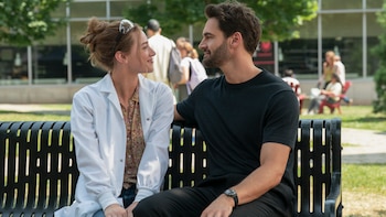 Las primeras imágenes de La hipótesis del amor calman el debate y destacan la química de Lili Reinhart y Tom Bateman