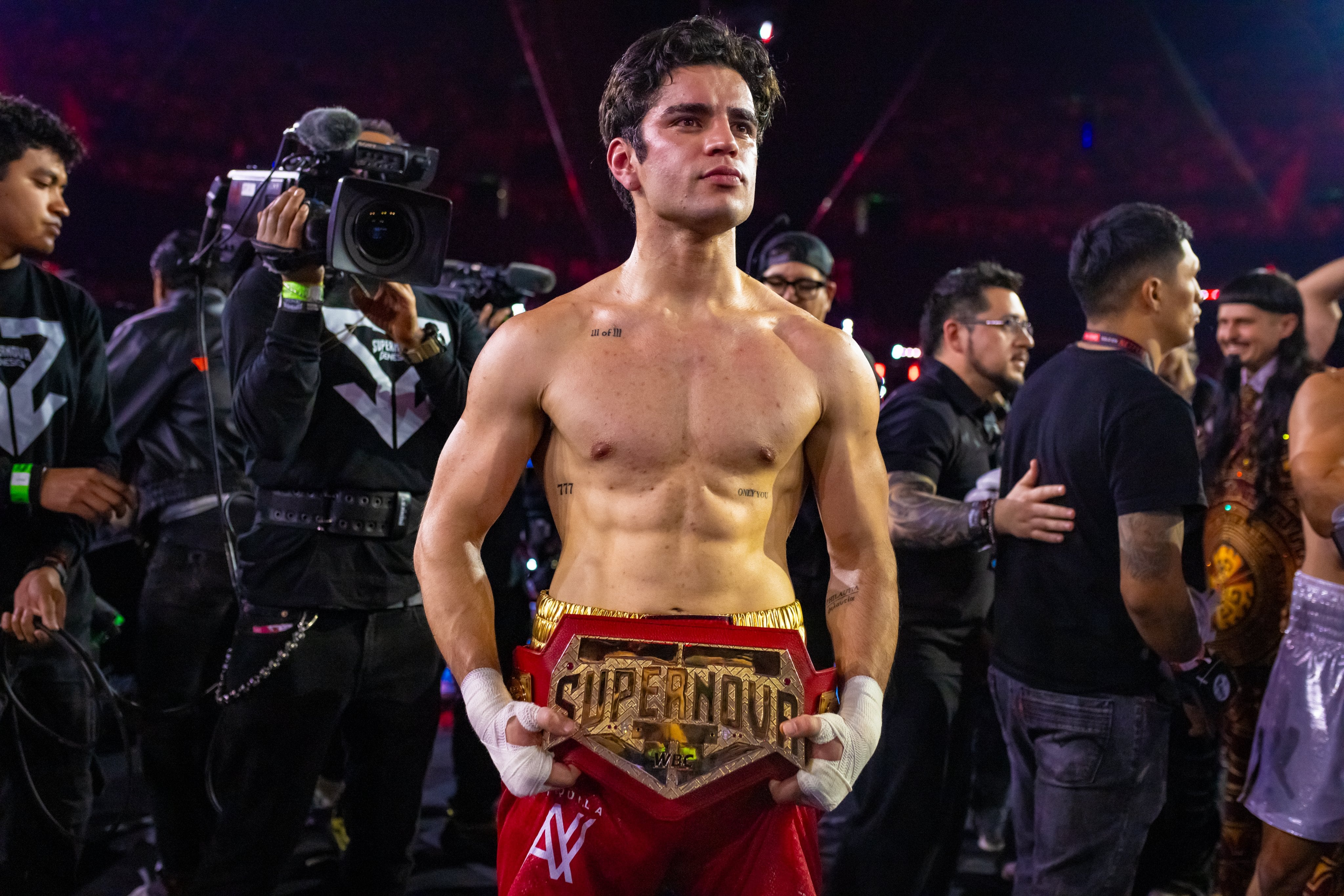 El creador de contenido, Aaron Mercury ganó por nocaut a Mario Bautista en la Arena Ciudad de México, desatando euforia entre los asistentes y anunciando su interés en retar a Juan de Dios Pantoja. (@supernovaboxing)