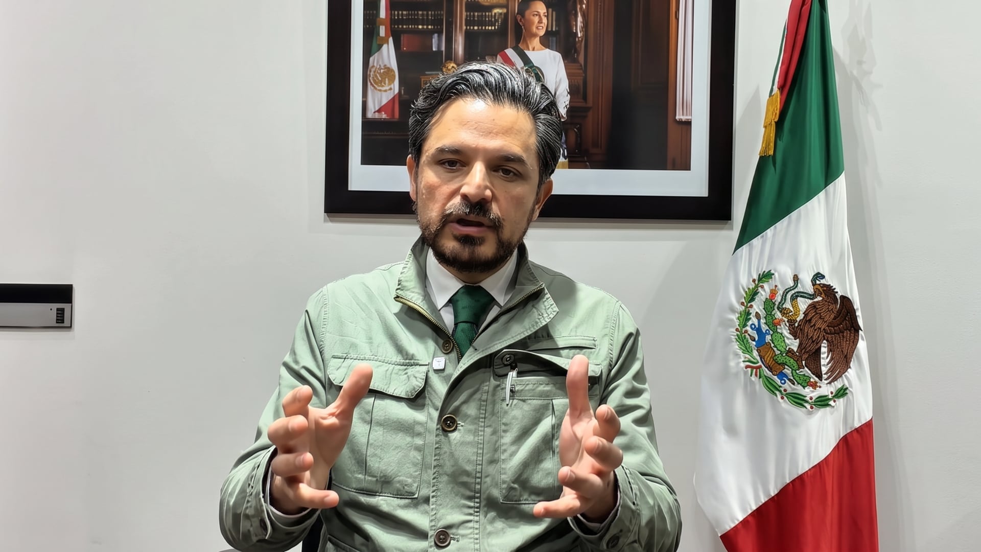 El director general del IMSS, Zoé Robledo, emite un mensaje oficial en México tras la negativa a la propuesta de incremento presupuestario para la institución. (IMSS (imagen intervenida con Gemini IA para mejorar calidad))