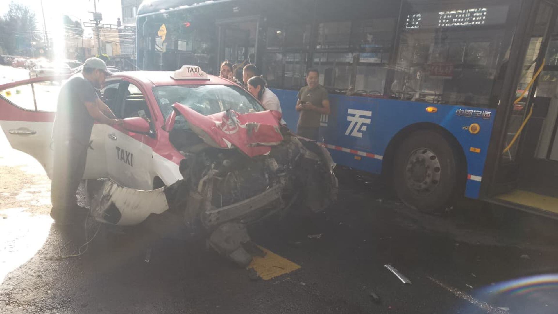 Choque entre Trolebús y taxi en la alcaldía Coyoacán deja dos personas lesionadas. Foto: x.com/@Gposiadeoficial
