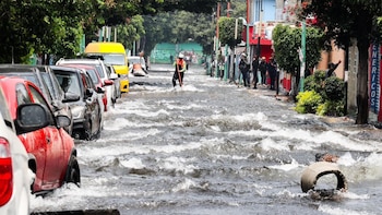 Megafuga de agua en Iztapalapa deja daños en viviendas de Los Reyes Culhuacán tras ruptura de tubería de 48 pulgadas