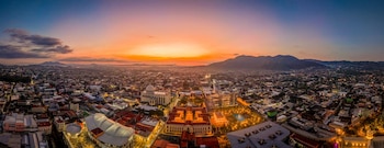 El Centro Histórico de San Salvador superó los 440 mil visitantes en Semana Santa, consolidando su atracción turística y cultural. (Foto cortesía Secretaría de Prensa)