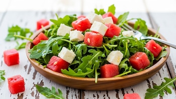 Ensalada mediterránea con rúcula y sandía: una receta ligera muy refrescante para el verano