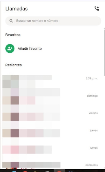 Captura de pantalla de aplicación de llamadas. Muestra barra de búsqueda, sección Favoritos, botón Añadir favorito y lista de llamadas recientes con fechas borrosas. Barra inferior