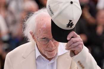 Bruce Dern saluda al público en el 79º Festival Internacional de Cine de Cannes, Francia, 20 de mayo de 2026 (Foto AP/John Locher)