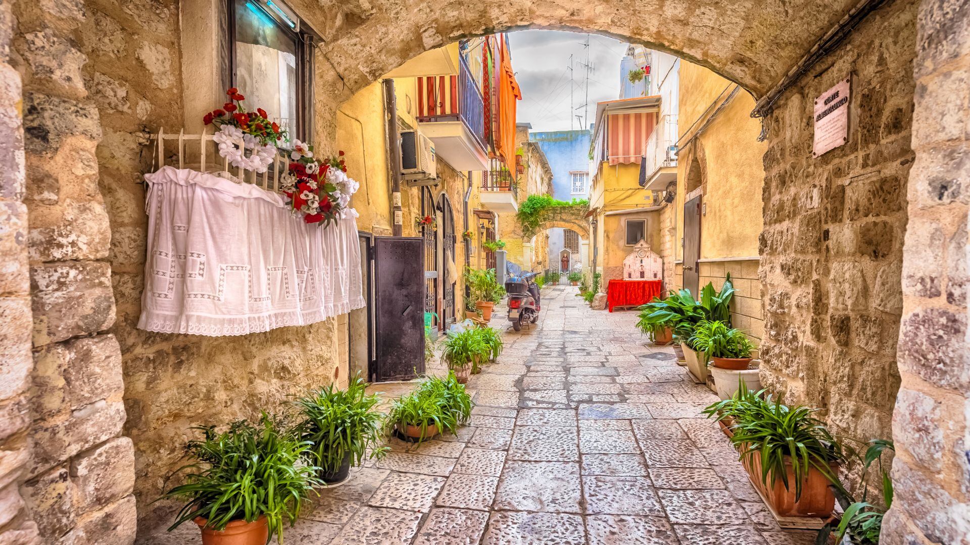 Una de las calles de Bari, al sur de Italia. (Canva)