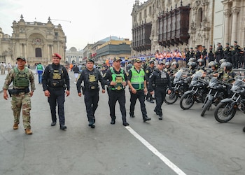 Miembros de la Policía Nacional coordinan acciones de resguardo en colaboración con autoridades electorales y militares.