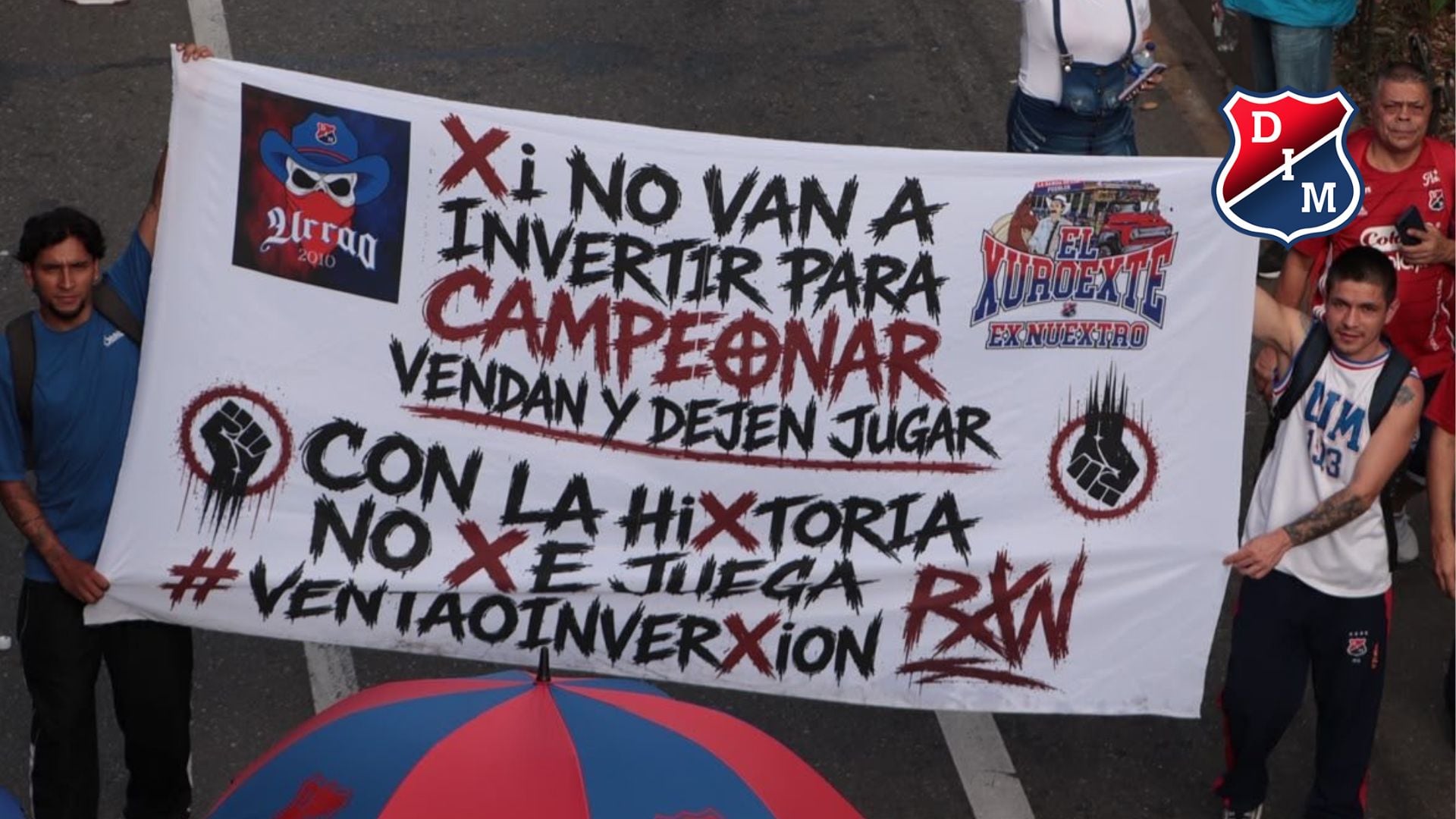 Hinchas del DIM marcharon contra la dirigencia y llevaron su protesta a las calles de Medellín