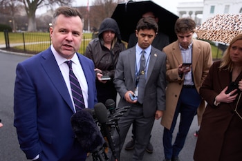 El director de la agencia de financiamiento de viviendas de Estados Unidos Bill Pulte habla con reporteros en la Casa Blanca en Washington el 9 de enero del 2026
(AP foto/Evan Vucci)