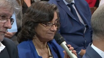 Repudiaron a una senadora por