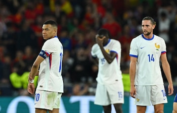 Jugadores franceses tras la derrota frente a España (Reuters/Annegret Hilse)