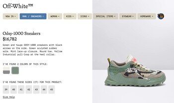 El joven se pasea con